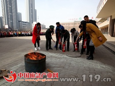 體驗(yàn)滅火器滅火