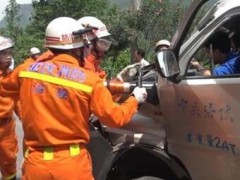 貨車剎車失控致駕駛員被困 重慶涪陵消防馳援