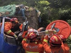 垃圾運(yùn)輸車撞山體司機(jī)被困 金華婺城消防破拆救援