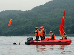 武漢消防演練尖板眼 水面遙控機(jī)器人能同時(shí)救4名落水者