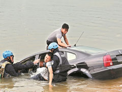 汽車落水火速救人 特警水上應(yīng)急演練