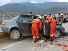 兩輛轎車相撞 賓川消防救出兩名被困者